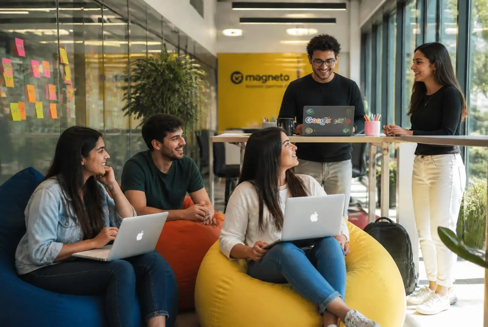 Equipo joven BR trabajando en oficina estilo Google